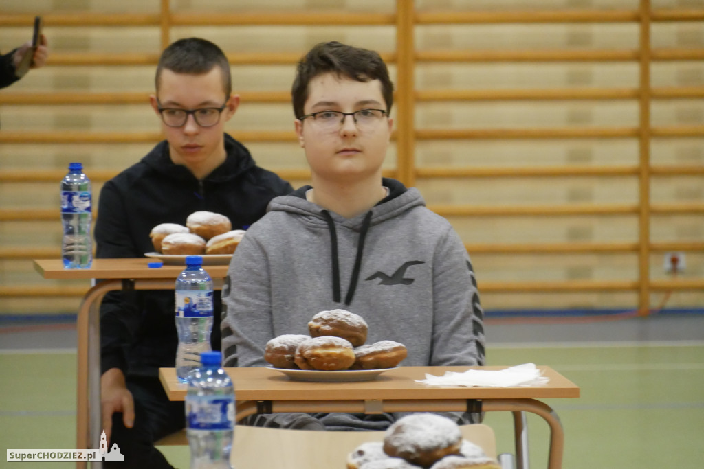 Zawody w jedzeniu pączków na czas