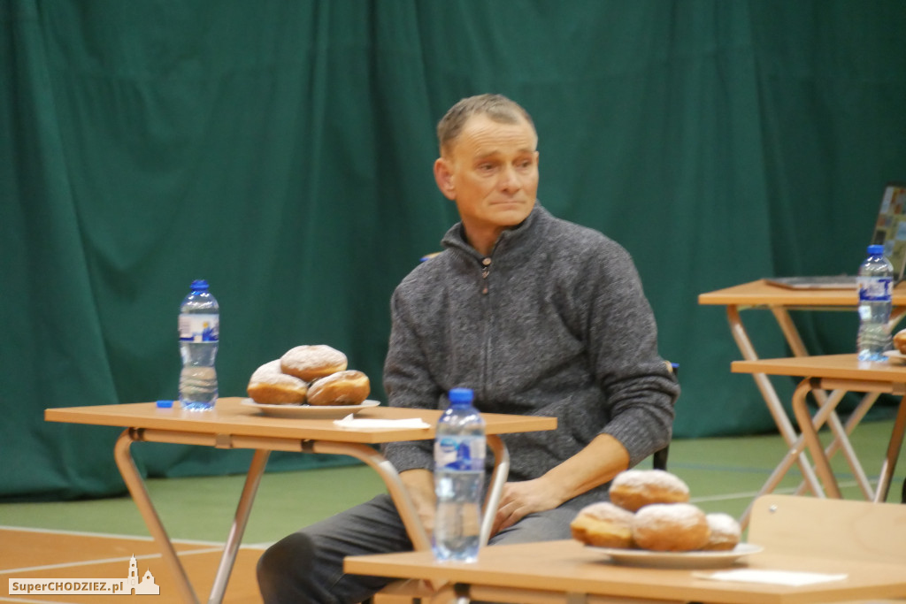 Zawody w jedzeniu pączków na czas