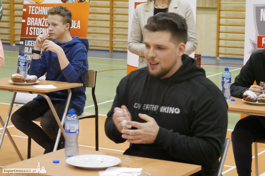 Zawody w jedzeniu pączków na czas