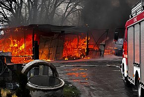 CHODZIEŻ: POLICJANCI W AKCJI – URATOWALI CZŁOWIEKA Z PŁONĄCEGO BUDYNKU-10111