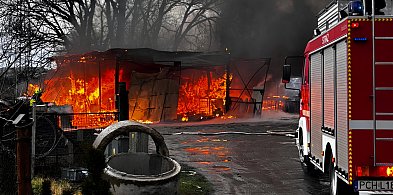 CHODZIEŻ: POLICJANCI W AKCJI – URATOWALI CZŁOWIEKA Z PŁONĄCEGO BUDYNKU-10111