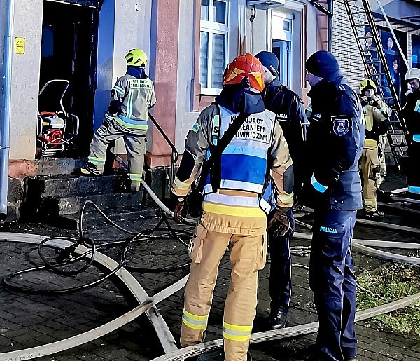 Policjanci zatrzymali podpalaczy kamienicy w centrum Szamocina-10253