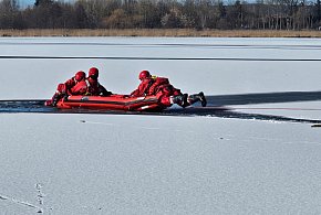 Strażacy doskonalili swoje umiejętności na zamarzniętym jeziorze-10588