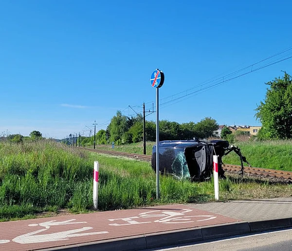 Citroen wjechał wprost pod pociąg relacji Piła - Poznań-11289