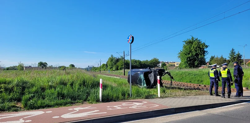 Citroen wjechał wprost pod pociąg relacji Piła - Poznań - 11289