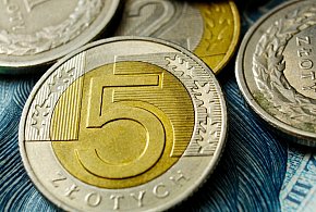Setki tysięcy Polaków otrzymały nowe świadczenie. Co z resztą?-11874