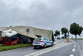 Ciężarówka w rowie na DK11 pod Ujściem – są utrudnienia i ruch wahadłowy-12008