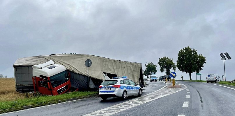 Ciężarówka w rowie na DK11 pod Ujściem – są utrudnienia i ruch wahadłowy - 12008