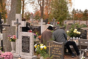 Savoir-vivre na 1 listopada. Jak się zachować podczas wizyty na cmentarzu?-12708
