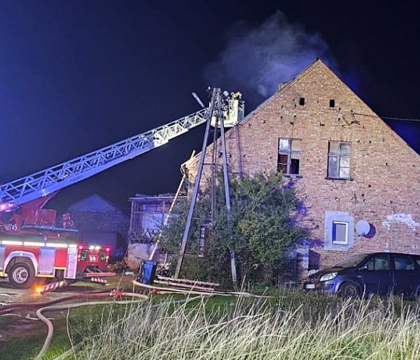 Nocny pożar w Sokołowie Budzyńskim. Trzy rodziny straciły dach nad głową-12627