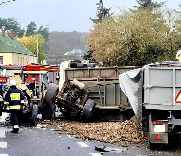 Wypadek na DK11 w Ujściu. Utrudnienia i objazd przez Nową Wieś Ujską-12791