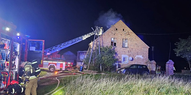 Nocny pożar w Sokołowie Budzyńskim. Trzy rodziny straciły dach nad głową - 12627